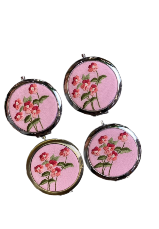 Håndbroderte speilblomster
